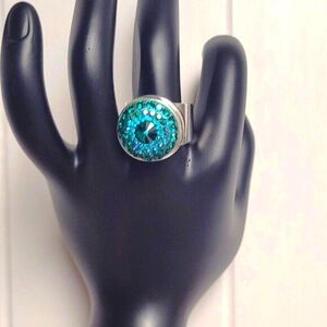 NWT Blue/Teal Sparkle Stone Round Snap Ring with Silver Plated Snap Bezel